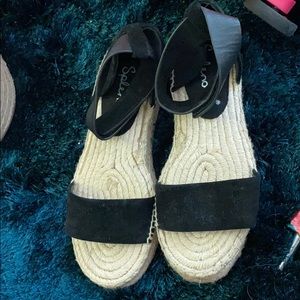Worn once. Super cute Splendid sandal. size 7